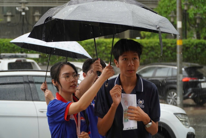 Bất chấp mưa đổ xối xả, tình nguyện viên che mưa tiếp sức thí sinh - Ảnh 13.