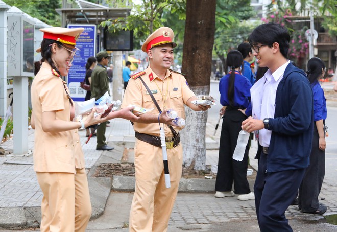 Nhận nước uống và lời chúc từ CSGT Đà Nẵng, sĩ tử tự tin vào phòng thi - Ảnh 4.
