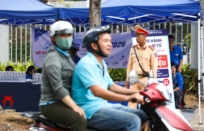 Nhận nước uống và lời chúc từ CSGT Đà Nẵng, sĩ tử tự tin vào phòng thi - Ảnh 5.