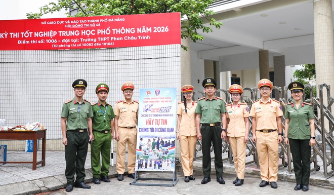 Nhận nước uống và lời chúc từ CSGT Đà Nẵng, sĩ tử tự tin vào phòng thi - Ảnh 6.