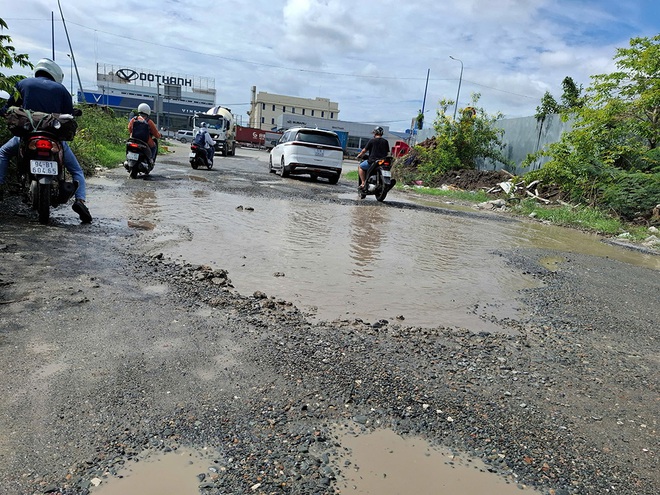 Đường xuống cấp, đi lại khó khăn- Ảnh 1. Đường xuống cấp, đi lại khó khăn- Ảnh 1.