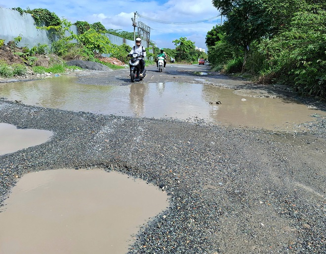 Đường xuống cấp, đi lại khó khăn- Ảnh 2. Đường xuống cấp, đi lại khó khăn- Ảnh 2.
