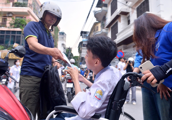 18 năm làm 'đôi chân' cho con, người cha mong con chạm tới ước mơ luật sư - Ảnh 3.