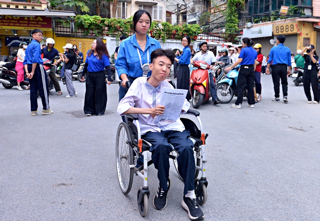 18 năm làm 'đôi chân' cho con, người cha mong con chạm tới ước mơ luật sư - Ảnh 4.