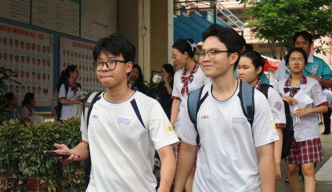 Thi văn xong, thí sinh đồng loạt gọi tên AI, Phạm Nhật Vượng - Ảnh 2.
