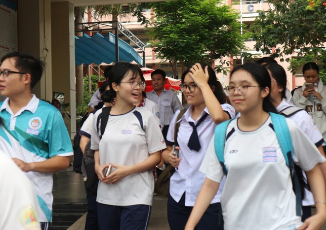 Thi văn xong, thí sinh đồng loạt gọi tên AI, Phạm Nhật Vượng - Ảnh 3.
