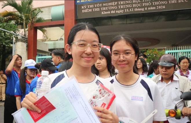 Thi văn xong, thí sinh đồng loạt gọi tên AI, Phạm Nhật Vượng - Ảnh 4.