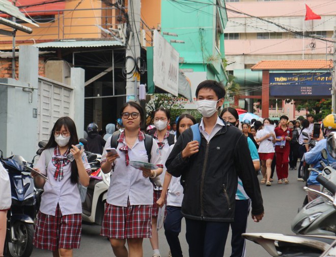 Thi văn xong, thí sinh đồng loạt gọi tên AI, Phạm Nhật Vượng - Ảnh 6.