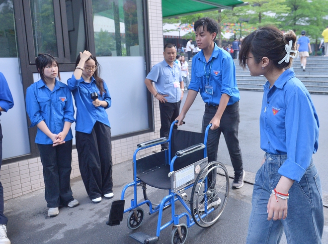 Nữ sinh Hà Nội ngồi xe lăn vào phòng thi tốt nghiệp THPT- Ảnh 4. Nữ sinh Hà Nội ngồi xe lăn vào phòng thi tốt nghiệp THPT- Ảnh 4.