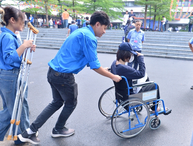 Nữ sinh Hà Nội ngồi xe lăn vào phòng thi tốt nghiệp THPT- Ảnh 5. Nữ sinh Hà Nội ngồi xe lăn vào phòng thi tốt nghiệp THPT- Ảnh 5.