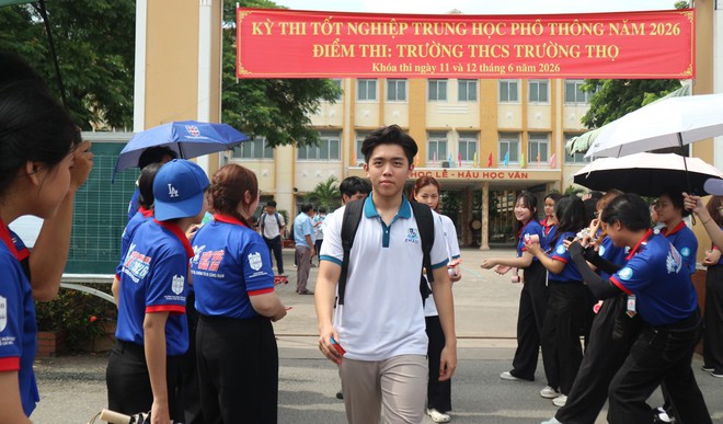 Thi xong tốt nghiệp THPT, nam sinh lao ra cổng làm cú 'siu' như Ronaldo - Ảnh 4.