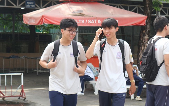 Thi xong tốt nghiệp THPT, nam sinh lao ra cổng làm cú 'siu' như Ronaldo - Ảnh 5.