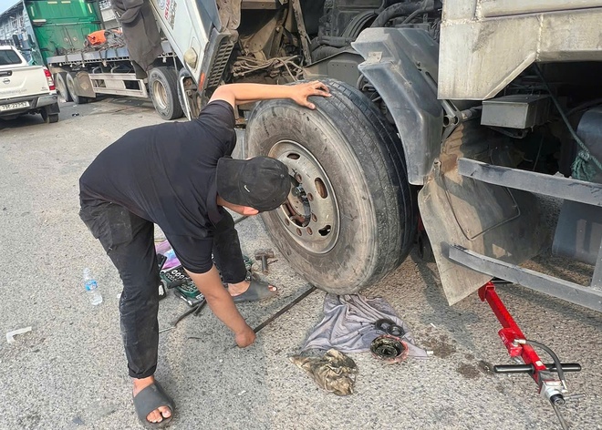 Nghề cứu hộ &ocirc; t&ocirc; ở TP.HCM: Tho&aacute;t canh bạc đặt cược mạng sống, c&aacute;ch n&agrave;o?- Ảnh 3.