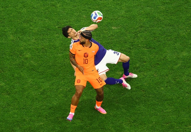Depay gây phẫn nộ vì đánh vào mặt cầu thủ Nhật Bản, video lộ chứng cứ ‘rành rành’: VAR bị réo tên- Ảnh 2. Depay gây phẫn nộ vì đánh vào mặt cầu thủ Nhật Bản, video lộ chứng cứ ‘rành rành’: VAR bị réo tên- Ảnh 2.