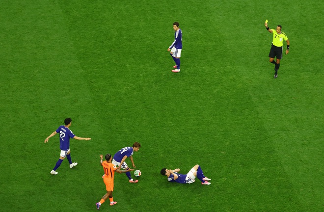 Depay gây phẫn nộ vì đánh vào mặt cầu thủ Nhật Bản, video lộ chứng cứ ‘rành rành’: VAR bị réo tên- Ảnh 3. Depay gây phẫn nộ vì đánh vào mặt cầu thủ Nhật Bản, video lộ chứng cứ ‘rành rành’: VAR bị réo tên- Ảnh 3.
