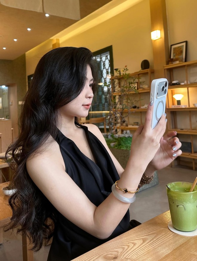 Thiết kế cổ yếm thoáng nhẹ, phù hợp với những ngày hè nắng nóng- Ảnh 7.