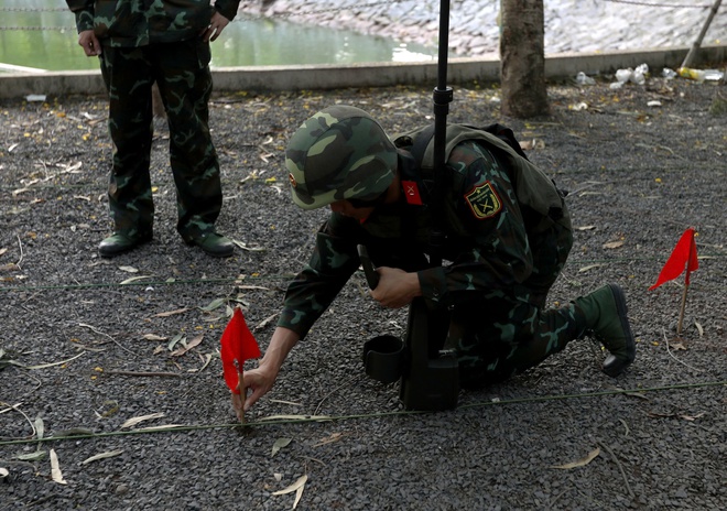 Dùng radar xuyên đất tìm mộ liệt sĩ tại Công viên Lê Thị Riêng- Ảnh 3.