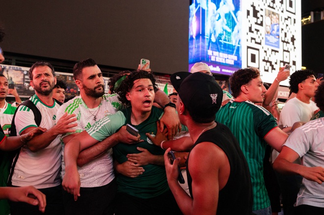 CĐV Argentina v&agrave; Algeria ẩu đả, m&agrave;n đấu tr&iacute; giữa Messi với con trai Zidane sẽ cực n&oacute;ng- Ảnh 3.
