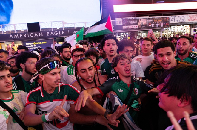 CĐV Argentina v&agrave; Algeria ẩu đả, m&agrave;n đấu tr&iacute; giữa Messi với con trai Zidane sẽ cực n&oacute;ng- Ảnh 2.