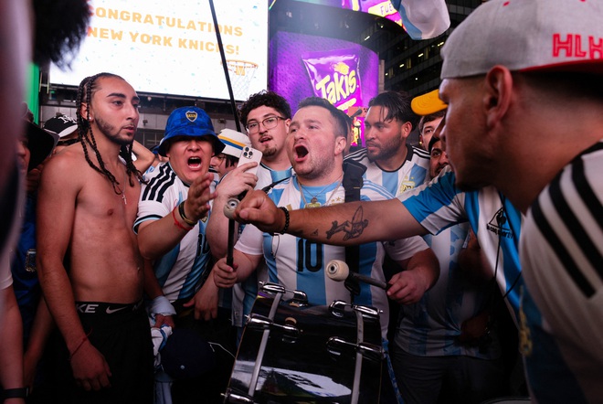 CĐV Argentina v&agrave; Algeria ẩu đả, m&agrave;n đấu tr&iacute; giữa Messi với con trai Zidane sẽ cực n&oacute;ng- Ảnh 4.
