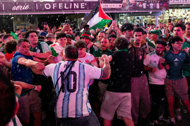 CĐV Argentina v&agrave; Algeria ẩu đả, m&agrave;n đấu tr&iacute; giữa Messi với con trai Zidane sẽ cực n&oacute;ng- Ảnh 1.