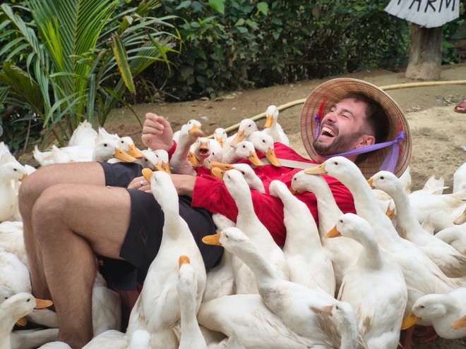 "Massage vịt" h&uacute;t kh&aacute;ch T&acirc;y đến miền di sản - Ảnh 3.