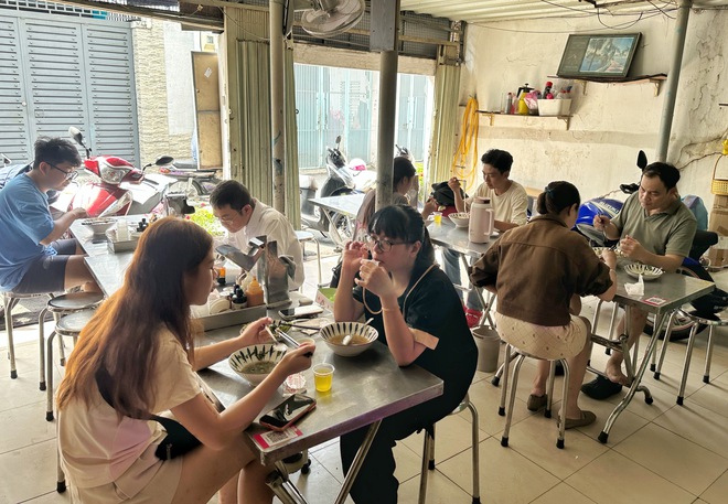 Quán bún thang bình dân trứ danh TP.HCM, truyền 3 đời: Nguồn gốc tên gọi từ đâu? - Ảnh 3.