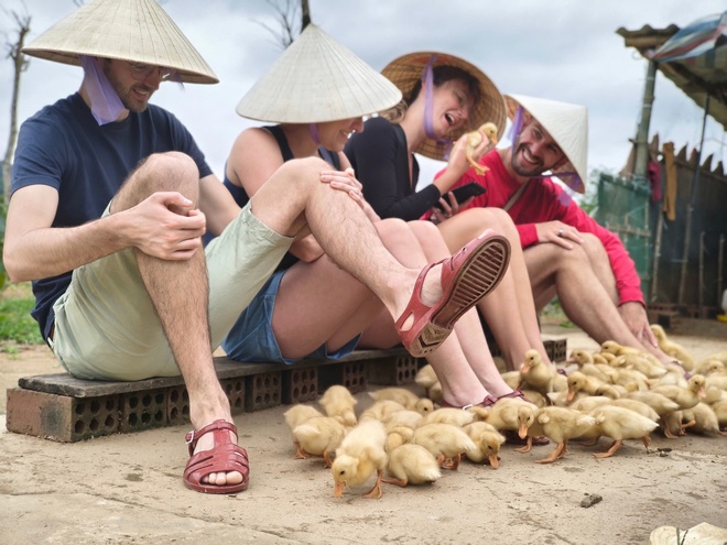 "Massage vịt" h&uacute;t kh&aacute;ch T&acirc;y đến miền di sản - Ảnh 4.