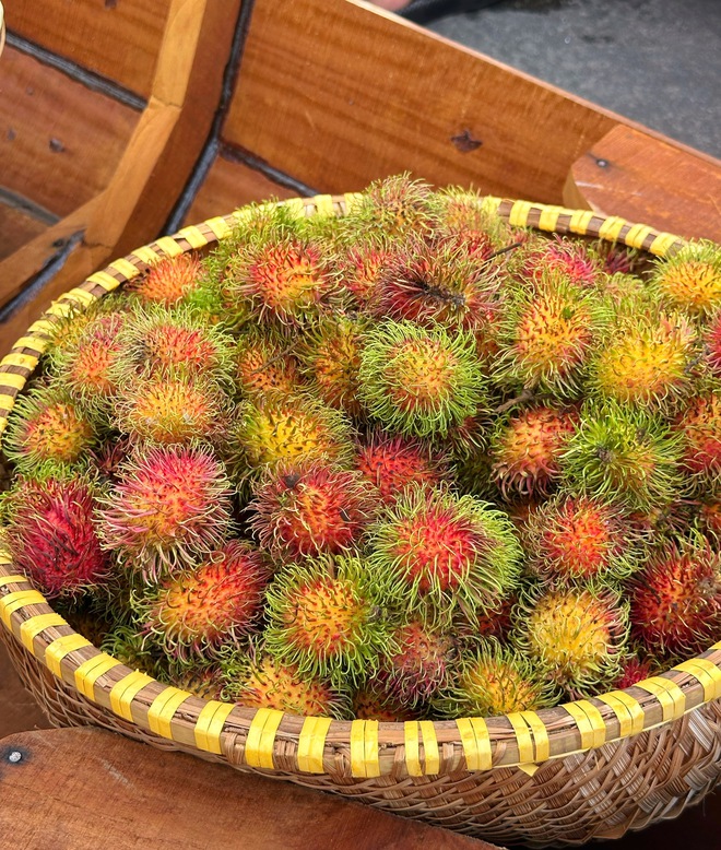 Chợ Tết Đoan Ngọ ở chợ Bình Tây TP.HCM: 'Chợ trong chợ' diễn ra trong 1 ngày - Ảnh 8.