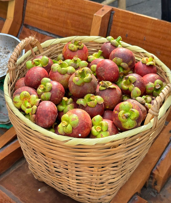 Chợ Tết Đoan Ngọ ở chợ Bình Tây TP.HCM: 'Chợ trong chợ' diễn ra trong 1 ngày - Ảnh 7.
