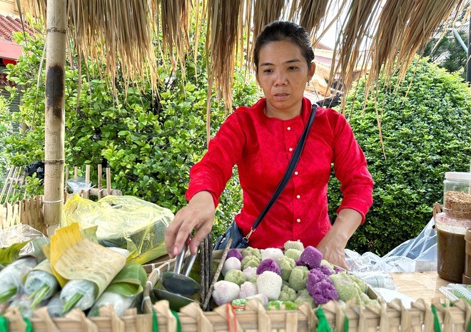 Chợ Tết Đoan Ngọ ở chợ Bình Tây TP.HCM: 'Chợ trong chợ' diễn ra trong 1 ngày - Ảnh 12.