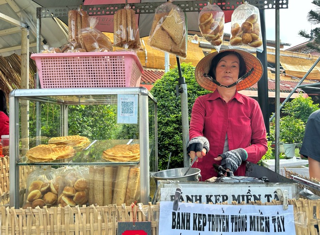 Chợ Tết Đoan Ngọ ở chợ Bình Tây TP.HCM: 'Chợ trong chợ' diễn ra trong 1 ngày - Ảnh 11.