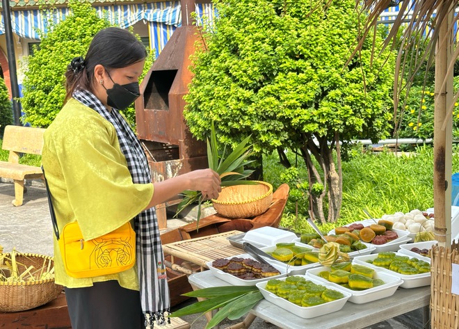 Chợ Tết Đoan Ngọ ở chợ Bình Tây TP.HCM: 'Chợ trong chợ' diễn ra trong 1 ngày - Ảnh 13.