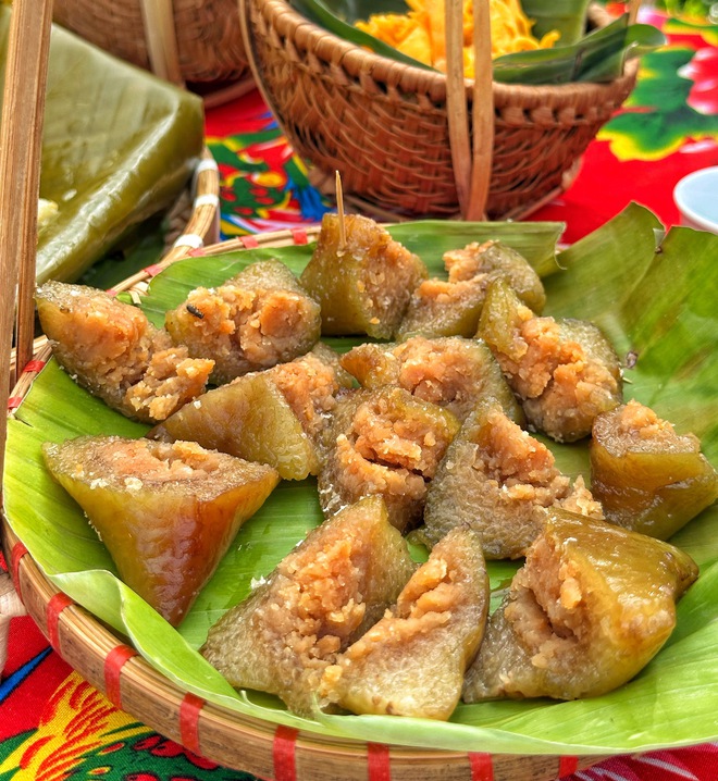 Chợ Tết Đoan Ngọ ở chợ Bình Tây TP.HCM: 'Chợ trong chợ' diễn ra trong 1 ngày - Ảnh 6.