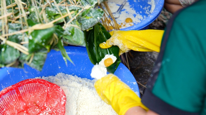 Hẻm bánh ú tro đỏ lửa, giữ hồn Tết Đoan Ngọ suốt hơn nửa thế kỷ - Ảnh 6.