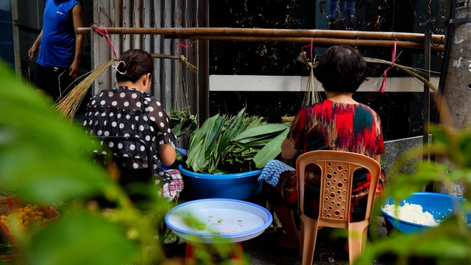 Hẻm bánh ú tro đỏ lửa, giữ hồn Tết Đoan Ngọ suốt hơn nửa thế kỷ - Ảnh 4.
