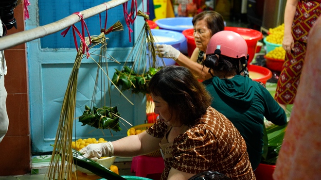 Hẻm bánh ú tro đỏ lửa, giữ hồn Tết Đoan Ngọ suốt hơn nửa thế kỷ - Ảnh 2.
