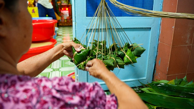 Hẻm bánh ú tro đỏ lửa, giữ hồn Tết Đoan Ngọ suốt hơn nửa thế kỷ - Ảnh 3.
