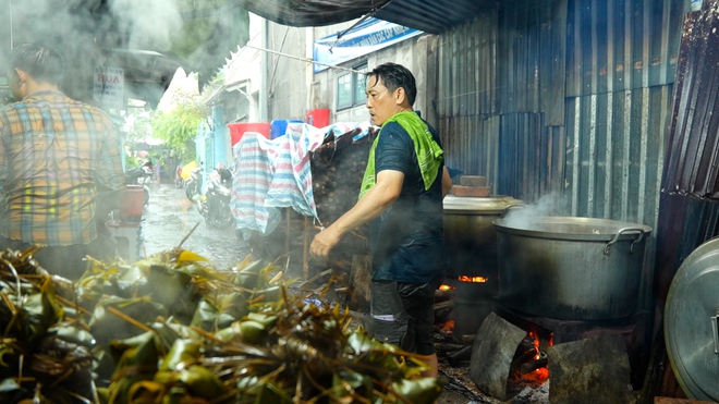Hẻm bánh ú tro đỏ lửa, giữ hồn Tết Đoan Ngọ suốt hơn nửa thế kỷ - Ảnh 7.