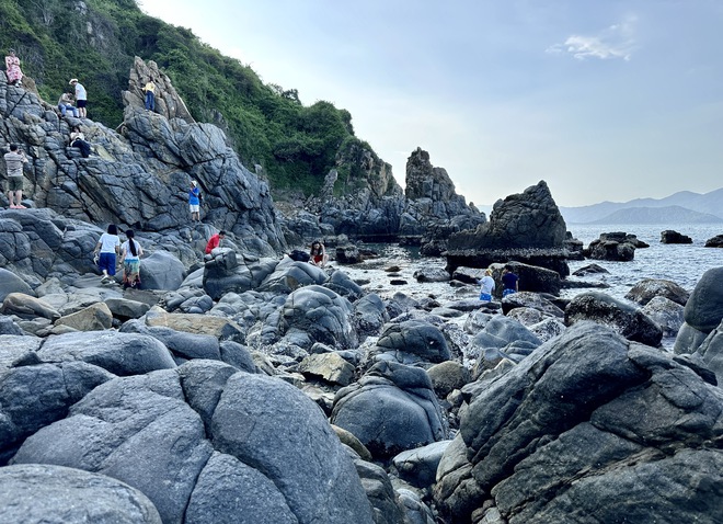Bãi Sỏi dưới đèo Lương Sơn tuyệt đẹp, biển Nha Trang rất 'khác lạ'- Ảnh 7. Bãi Sỏi dưới đèo Lương Sơn tuyệt đẹp, biển Nha Trang rất 'khác lạ'- Ảnh 7.