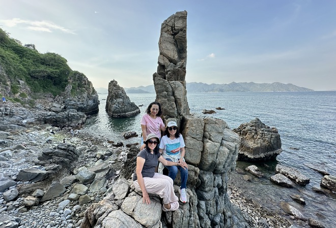 Bãi Sỏi dưới đèo Lương Sơn tuyệt đẹp, biển Nha Trang rất 'khác lạ'- Ảnh 10. Bãi Sỏi dưới đèo Lương Sơn tuyệt đẹp, biển Nha Trang rất 'khác lạ'- Ảnh 10.