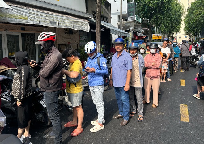 Tết Đoan Ngọ: Đông nghẹt người xếp hàng mua vịt quay ở TP.HCM, chờ tới 2 tiếng - Ảnh 6.