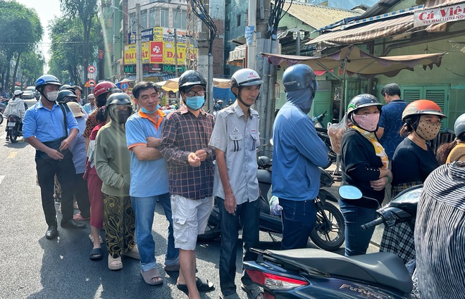 Tết Đoan Ngọ: Đông nghẹt người xếp hàng mua vịt quay ở TP.HCM, chờ tới 2 tiếng - Ảnh 5.