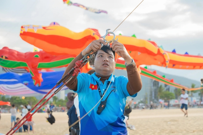 Những cánh diều khổng lồ hút hàng ngàn người đến biển Quy Nhơn- Ảnh 7. Những cánh diều khổng lồ hút hàng ngàn người đến biển Quy Nhơn- Ảnh 7.