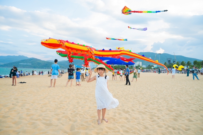 Những cánh diều khổng lồ hút hàng ngàn người đến biển Quy Nhơn- Ảnh 15. Những cánh diều khổng lồ hút hàng ngàn người đến biển Quy Nhơn- Ảnh 15.