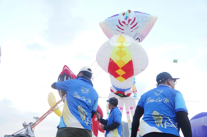Những cánh diều khổng lồ hút hàng ngàn người đến biển Quy Nhơn- Ảnh 5. Những cánh diều khổng lồ hút hàng ngàn người đến biển Quy Nhơn- Ảnh 5.