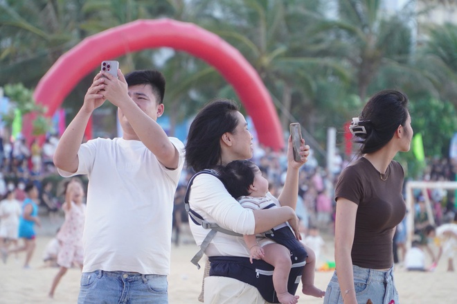 Những cánh diều khổng lồ hút hàng ngàn người đến biển Quy Nhơn- Ảnh 12. Những cánh diều khổng lồ hút hàng ngàn người đến biển Quy Nhơn- Ảnh 12.