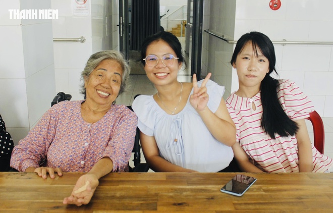 ‘Nhớ ghé thăm các cụ nha!’- Ảnh 6. ‘Nhớ ghé thăm các cụ nha!’- Ảnh 6.