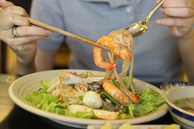 Hủ tiếu Sa Đ&eacute;c ngay trung t&acirc;m TP.HCM: D&igrave; Năm bỏ cơ nghiệp 30 năm l&ecirc;n phố - Ảnh 5.
