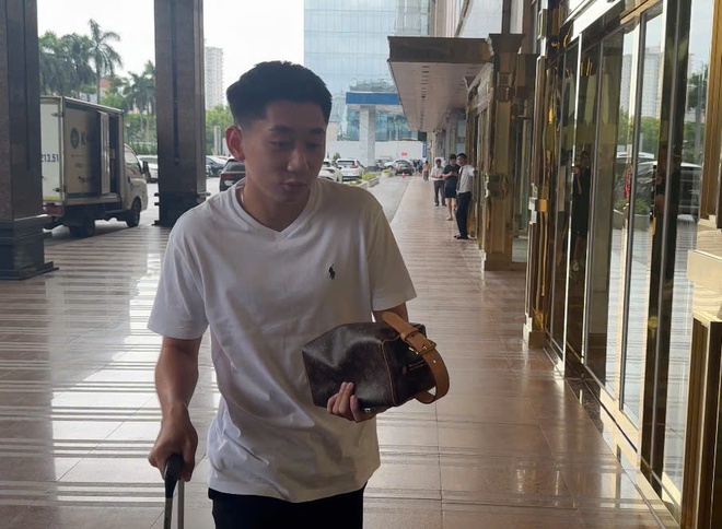 HLV Kim Sang-sik đ&oacute;n trợ l&yacute; mới cực &lsquo;xịn&rsquo;, T&agrave;i Lộc rạng rỡ ng&agrave;y gặp Xu&acirc;n Son c&ugrave;ng Ho&agrave;ng H&ecirc;n- Ảnh 5.